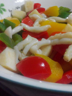 雪白菇蘋果炒甜黃椒【得意的一天】 的食譜成品照片