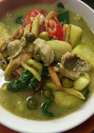 A picture of Green Curry with Pork Shoulder.