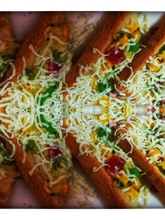 ચીઝ ચિલી ટોસ્ટ(Cheese Chilly Toast Recipe in Gujarati) રેસીપી મુખ્ય ફોટો