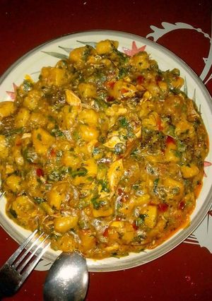 A picture of Plantain  porriage with utazi leaves.