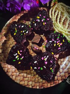 फ्राईड ब्रेड पीनट बटर चाॅकलेट डीप (Fried bread with peanut butter chocolate dip recipe in marathi) रेसिपी चे मुख्य फोटो 