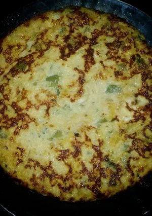 Una foto de Tortilla de zapallitos y choclo.. 🌽🍀