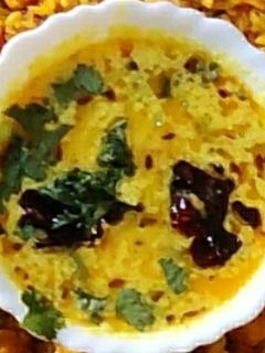 गुजराती खट्टी मीठी कढ़ी (Gujarati khatti meethi kadhi recipe in hindi) रेसिपी मुख्य फोटो