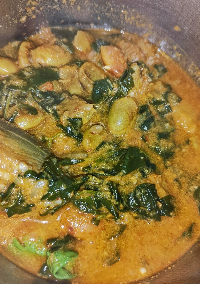 வெந்தயக்கீரை மொச்சை கத்திரிக்காய் குழம்பு(mocchai kulambu recipe in tamil) செய்முறை முக்கிய புகைப்படம்