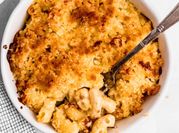 Una foto de pasta con queso cheddar