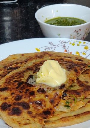 आलू पराठा (aloo paratha recipe in Hindi) रेसिपी मुख्य फोटो
