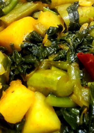 A picture of Pui shaaker chochhori (Malabar Spinach with mixed vegetables).