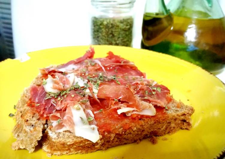 Tostada integral de tomate con jamón y orégano