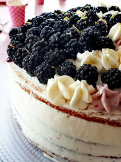 Una foto de Nude Cake de limón y moras