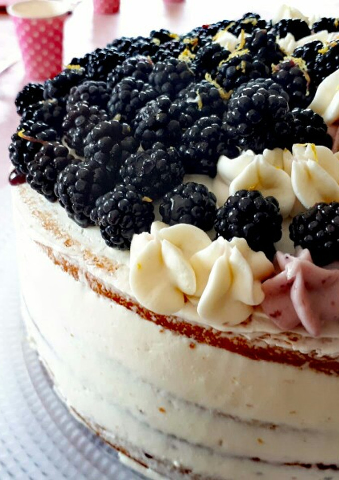 Una foto de Nude Cake de limón y moras