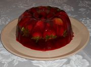 Una foto de postre con gelatina de fresas