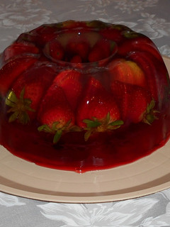 Una foto de Gelatina de fresas y limón