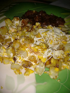 Una foto de Huevos con papa y quesillo