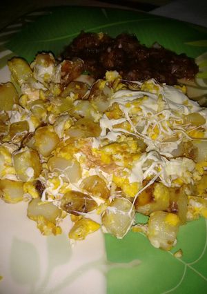 Una foto de Huevos con papa y quesillo