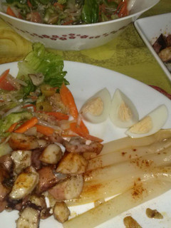Una foto de Pulpo a la gallega, acompañado de ensalada y espárragos blancos, receta muy refrescante y fácil