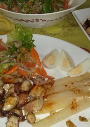Foto principal de Pulpo a la gallega, acompañado de ensalada y espárragos blancos, receta muy refrescante y fácil