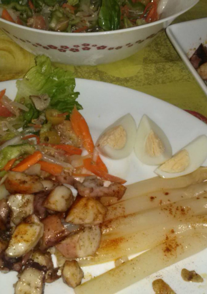 Una foto de Pulpo a la gallega, acompañado de ensalada y espárragos blancos, receta muy refrescante y fácil