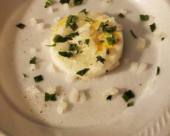 Easy Recipe Poached eggs with cut spinach and onions Delicious Simple