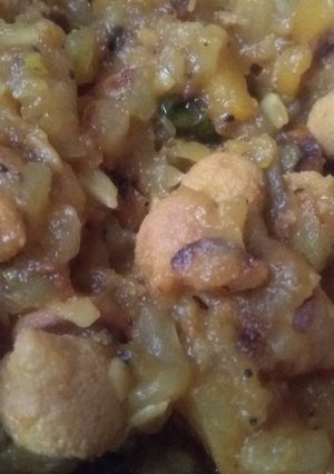 A picture of Lau ghonto (gourd curry).