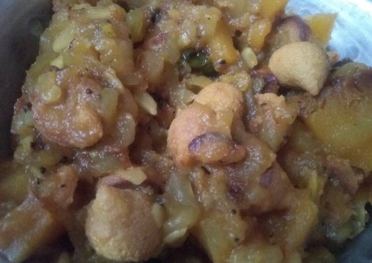 Lau ghonto (gourd curry)