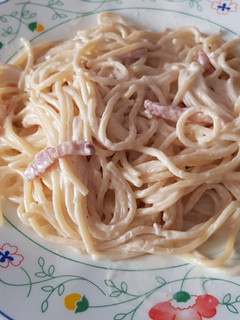 Una foto de Espaguetis a la carbonara (sin huevo)