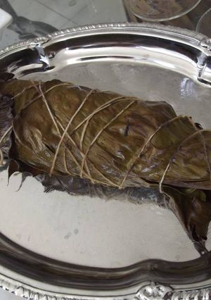 Una foto de Pescado Mexicano de San Valentín en hoja de plátano y hierbas de olor
