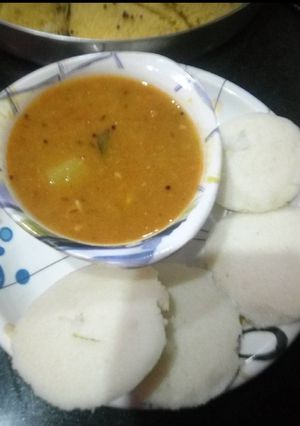 A picture of Idli sambhar.
