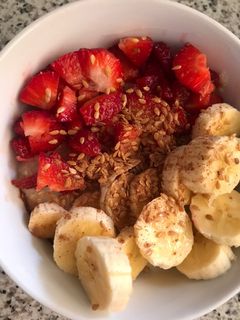 Una foto de Porridge con fresas y plátano