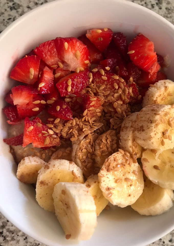 Una foto de Porridge con fresas y plátano