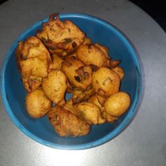 A picture of Methi ke bhajiye.
