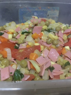 Una foto de Ensalada caliente de zucchini o calabacín con verduras variadas