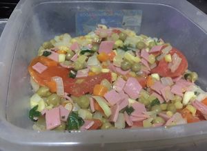 Una foto de Ensalada caliente de zucchini o calabacín con verduras variadas