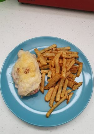 Una foto de Pollo relleno de queso y bacon