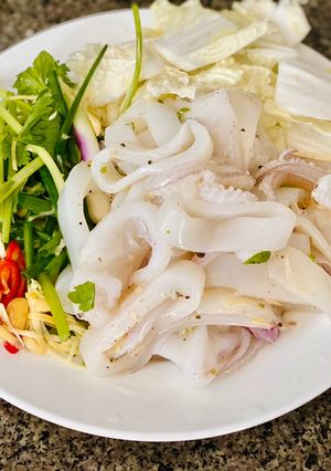 Hình của món Mực Hấp Hành Cần.