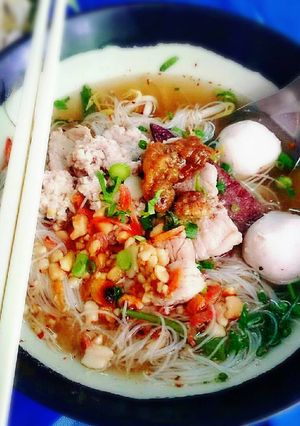 รูปของ เส้นหมี่หมูนุ่มต้มยำน้ำใส