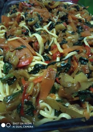 Una foto de Espagueti con pollo y verduras