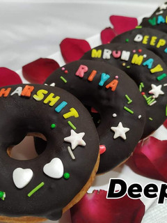 एगलेस चाॅकलेट डोनट्स (eggless chocolate donuts recipe in marathi) रेसिपी चे मुख्य फोटो