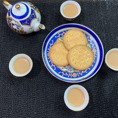 A picture of Dum chai in pressure cooker.