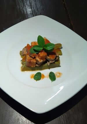 Una foto de Carne de res con salsa de tomate