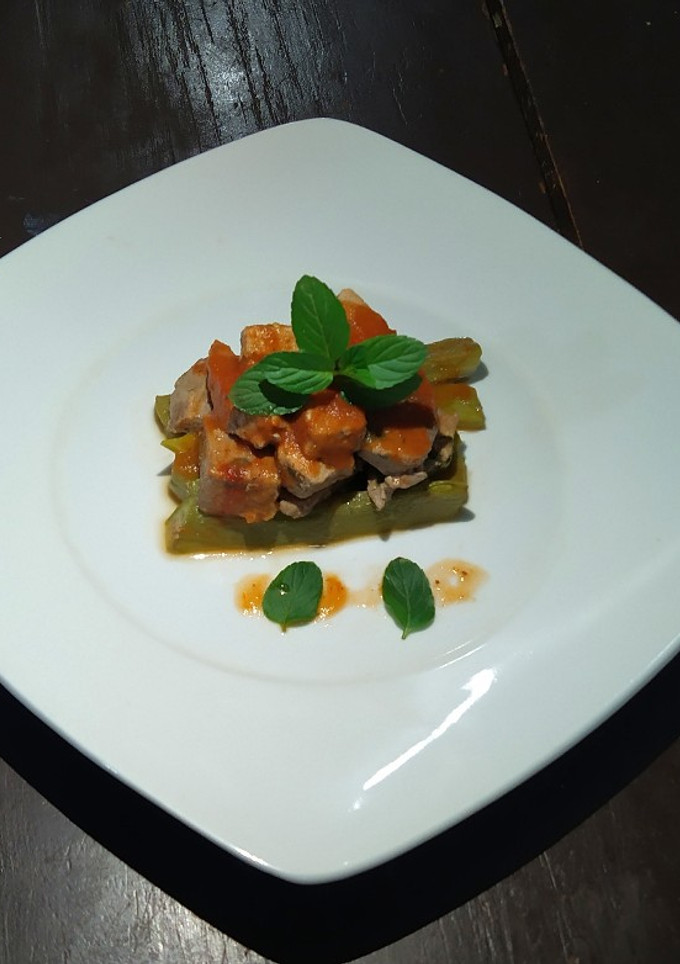 Una foto de Carne de res con salsa de tomate