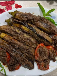 A picture of Stuffed eggplants; vegetarian food 🍆🧄.