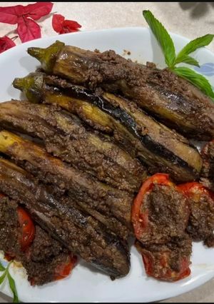 A picture of Stuffed eggplants; vegetarian food 🍆🧄.