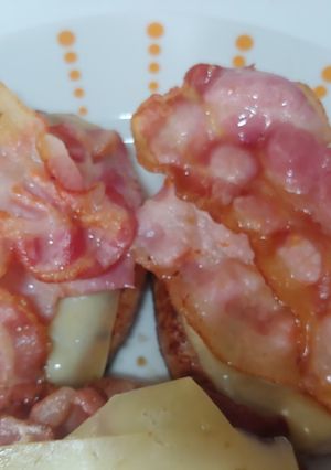 Una foto de Hamburgueses de Pollo amb beicon i formatge gouda semicurad