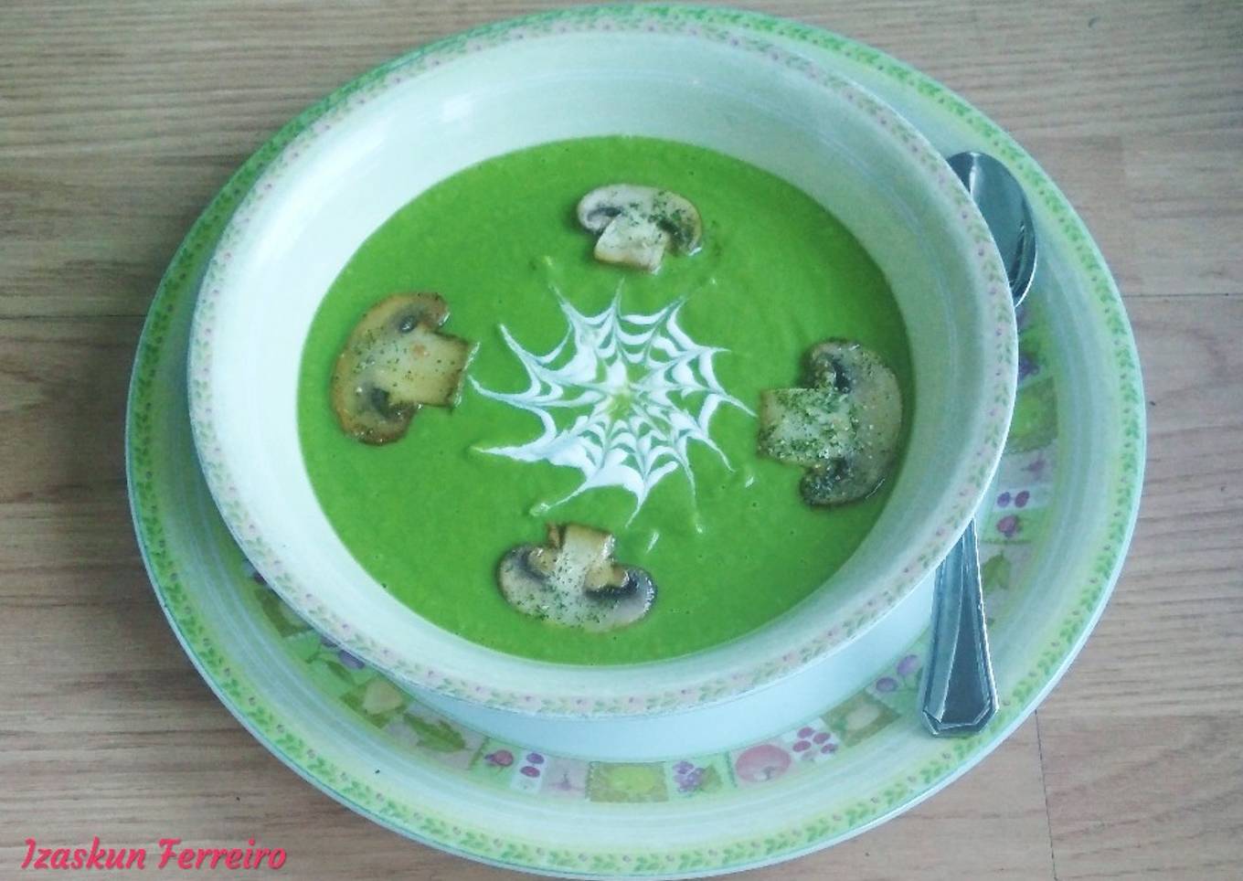 Crema de guisantes con champiñones al ajillo y toque de yogur