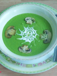 Una foto de Crema de guisantes con champiñones al ajillo y toque de yogur