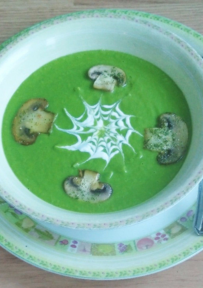 Una foto de Crema de guisantes con champiñones al ajillo y toque de yogur