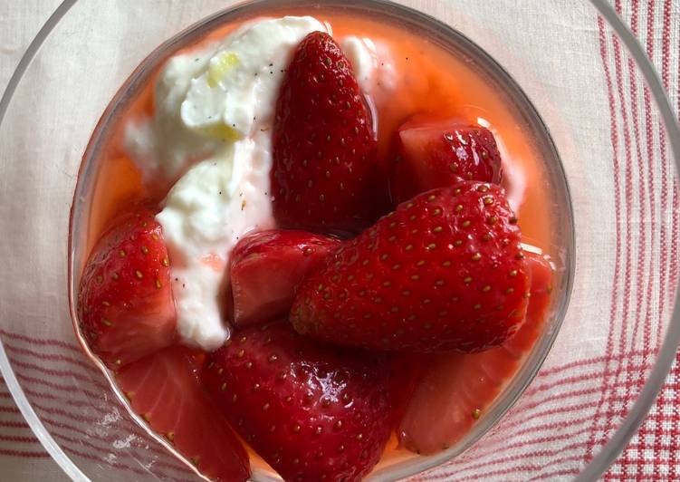 Marinerede jordbær og kvarkcreme  med vanilje
