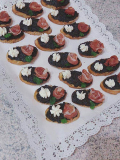 Una foto de Bruschetta de jamón serrano y tapenade