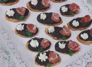 Una foto de Bruschetta de jamón serrano y tapenade