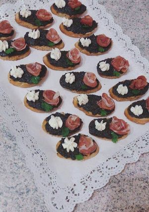 Una foto de Bruschetta de jamón serrano y tapenade